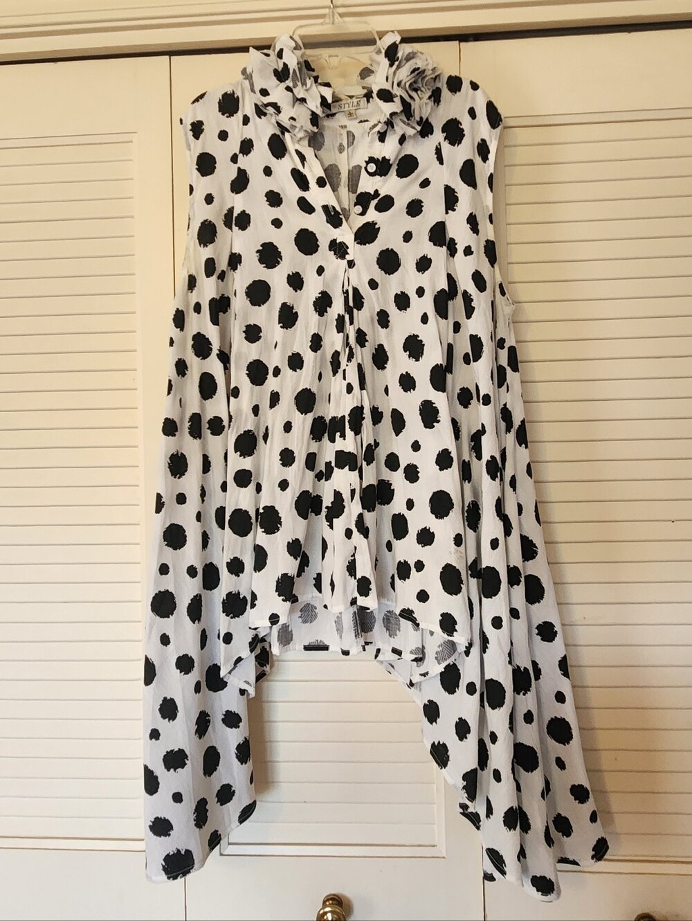 Sleeveless Black and White Polka Dot Ruffled Collar Women's Top